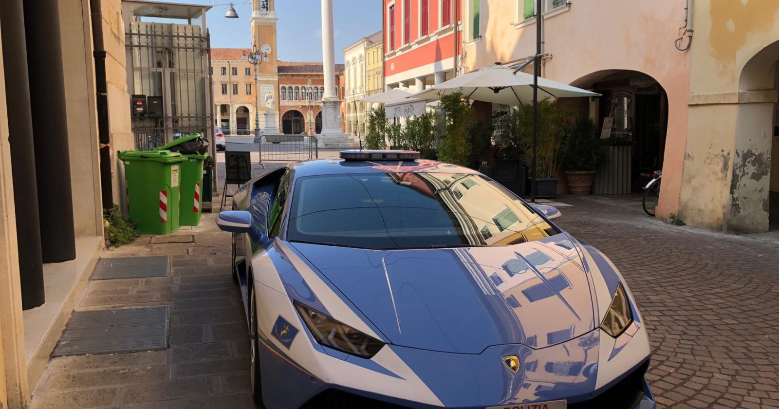 La Lamborghini della polizia sul liston