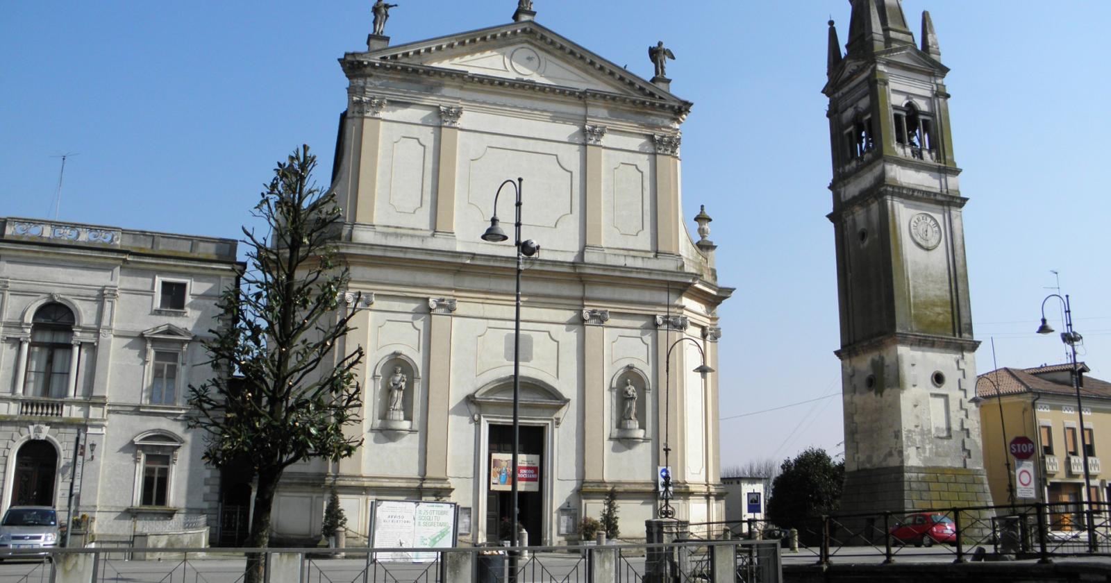 Il parroco ai fedeli: "Aiutateci contro i colombi"