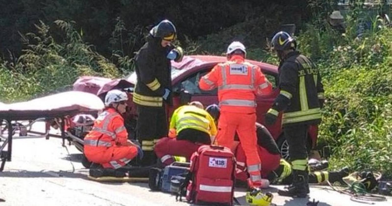 L'anziano parroco salta lo stop: motociclista muore dopo 10 giorni di agonia