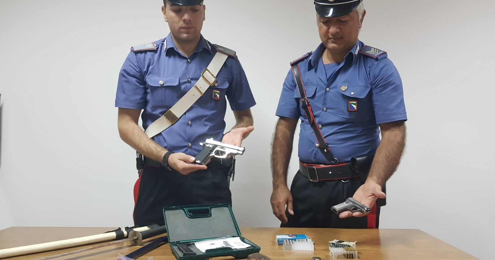 Armata, minaccia il convivente