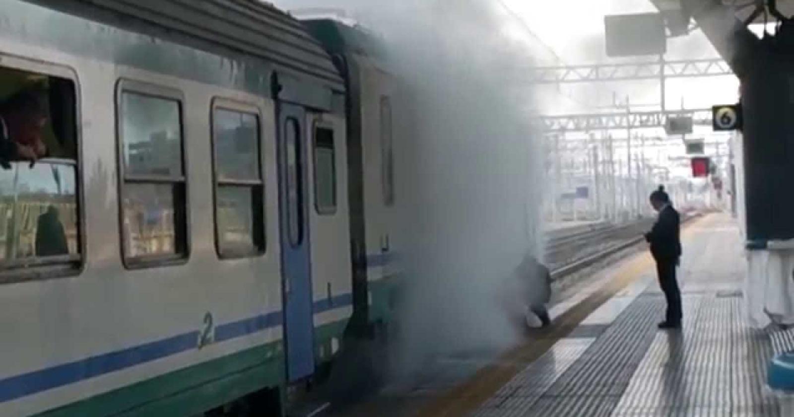 Fiamme sulla littorina, evacuati i passeggeri