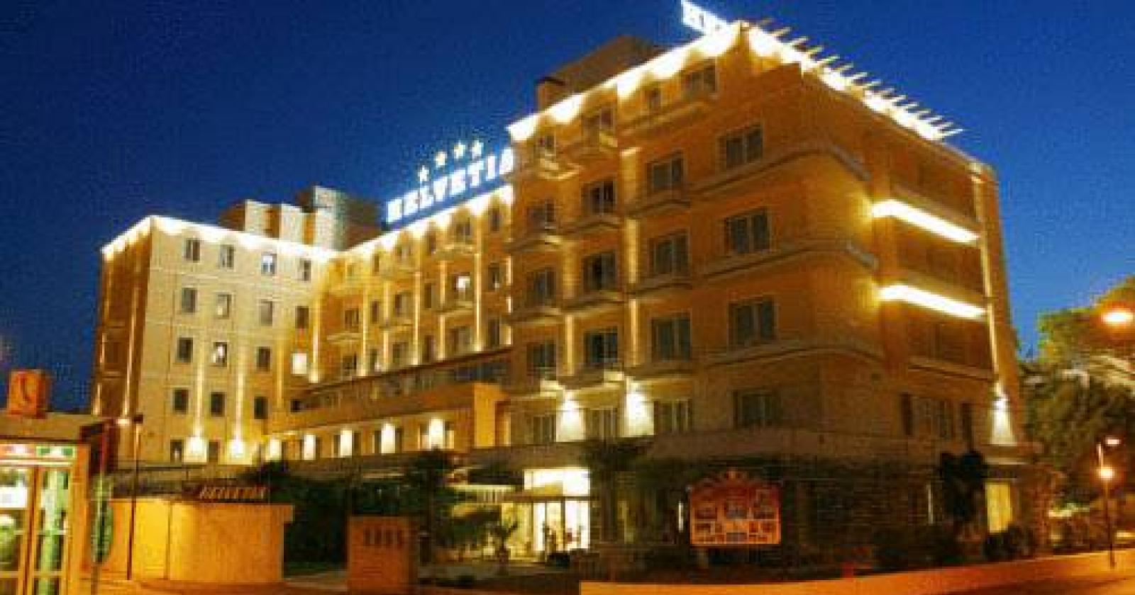 Fiamme in albergo, 150 persone evacuate
