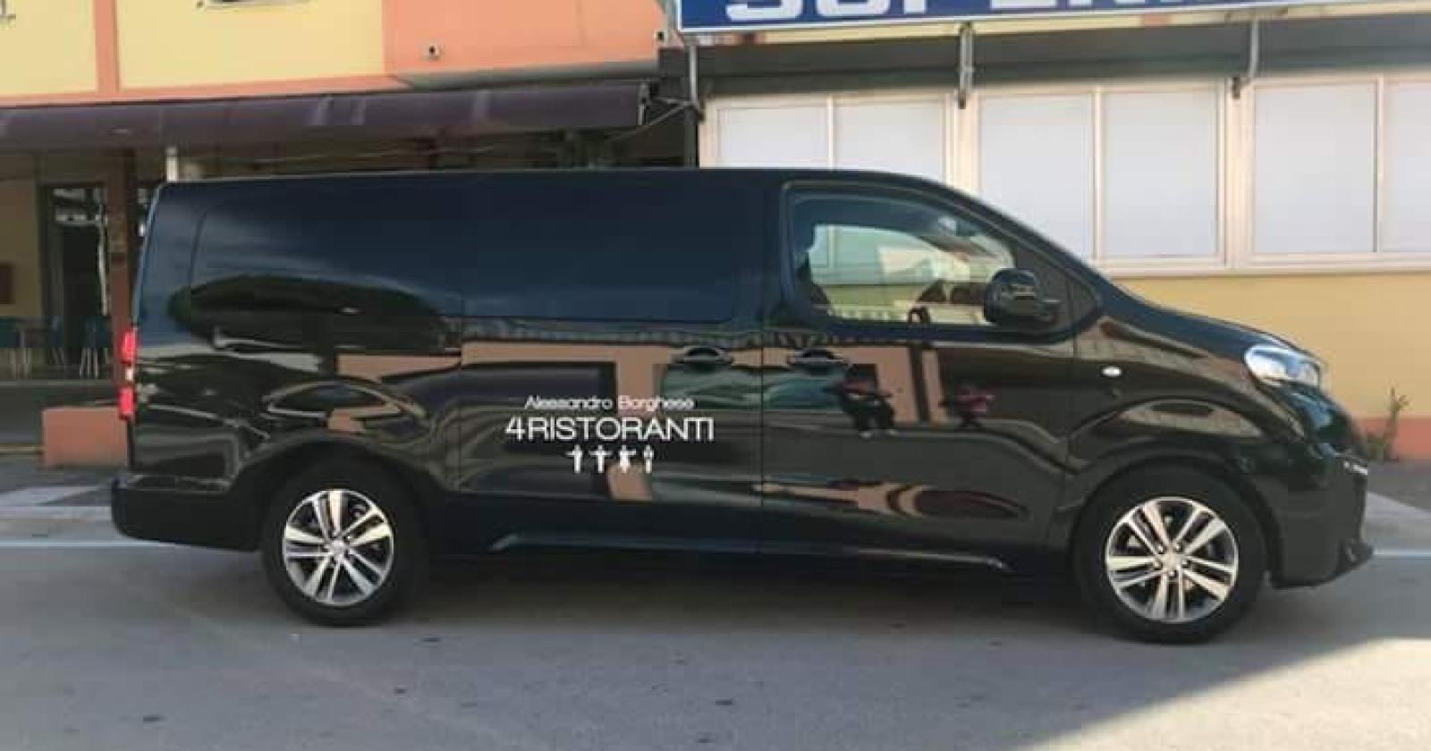 Avvistato il Van dai vetri oscurati di Alessandro Borghese