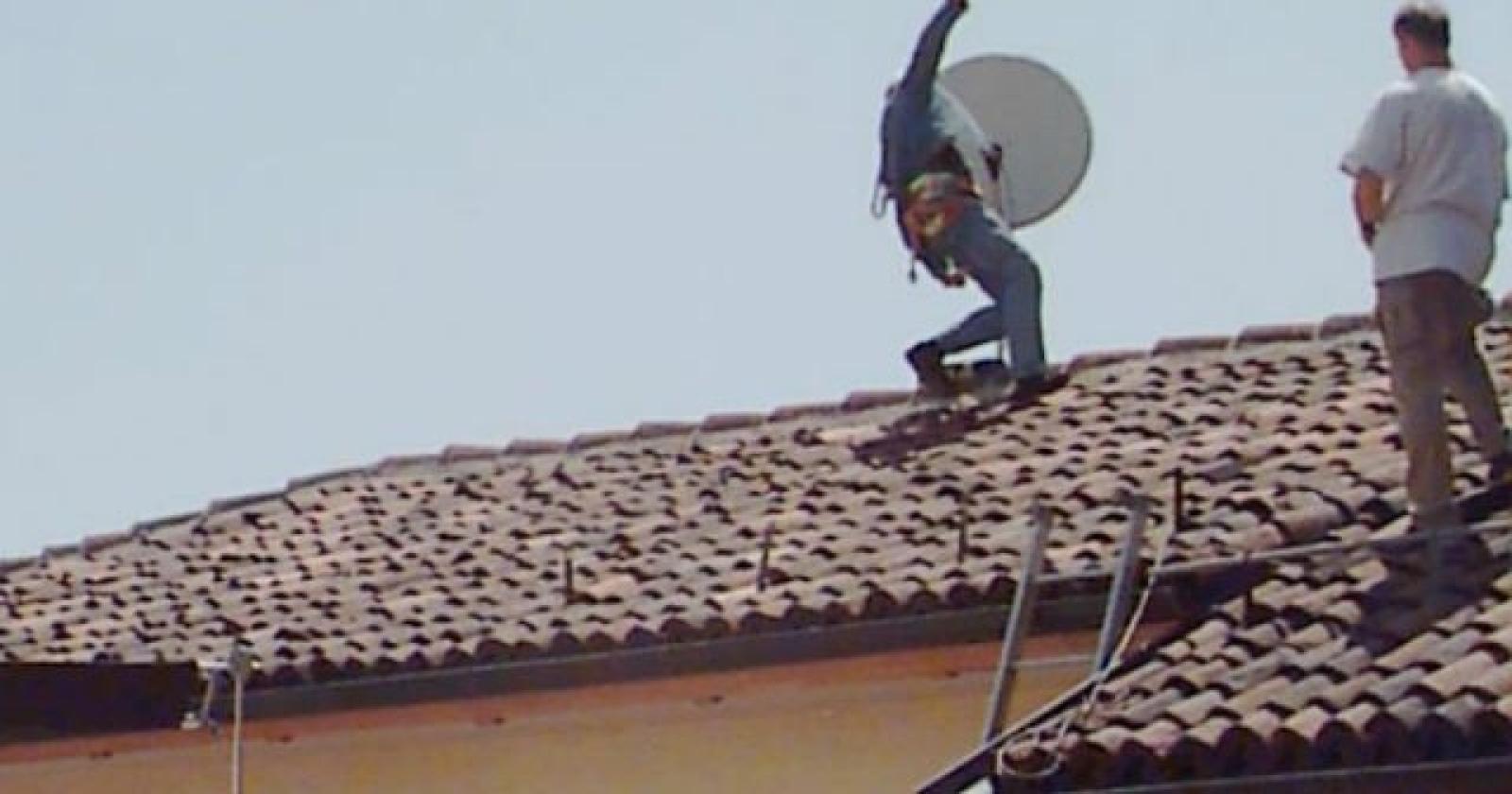 Antennista vola giù dalla scala