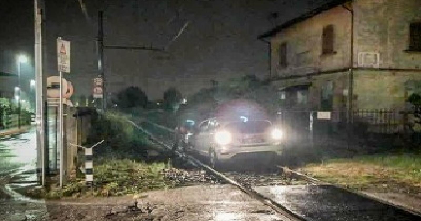 Peggio che in un incubo: finisce sui binari e l'auto si blocca