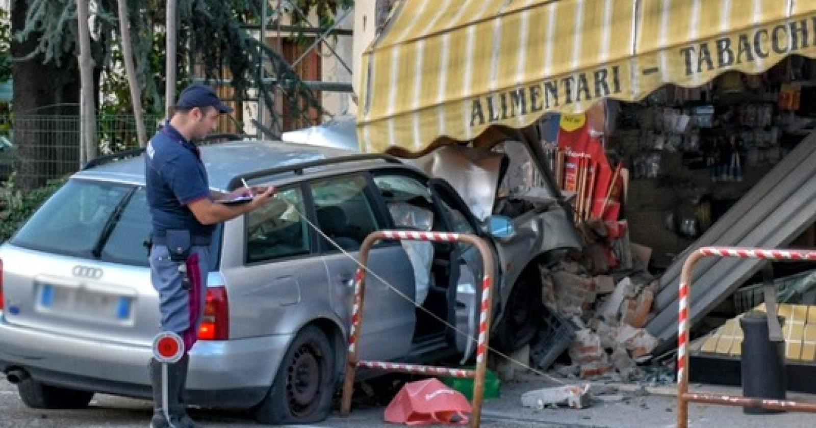 Anziana 79enne ha un malore e sfonda una vetrina con l'auto