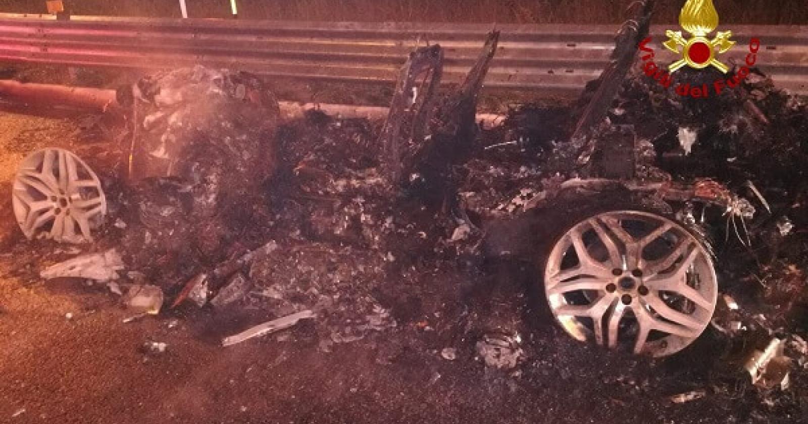 Fiamme in autostrada, suv distrutto