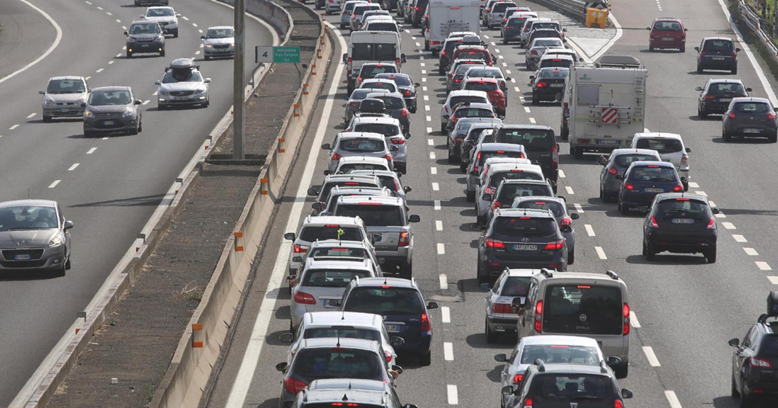 Lavori in A13, traffico in tilt: si è formata una coda di 10 chilometri