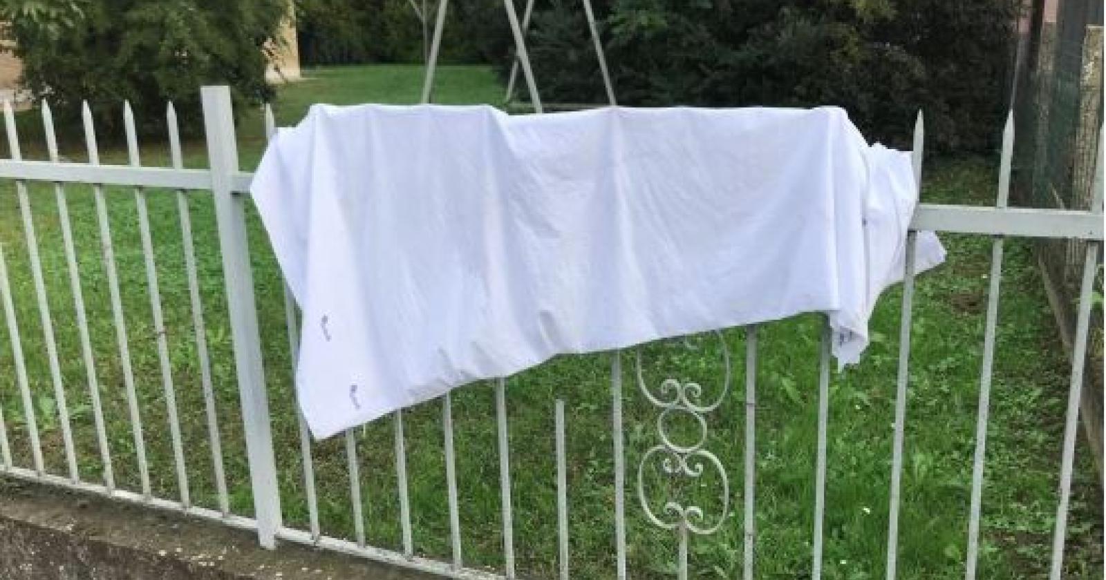 Bimbo  infilzato nella punta acuminata di un cancello