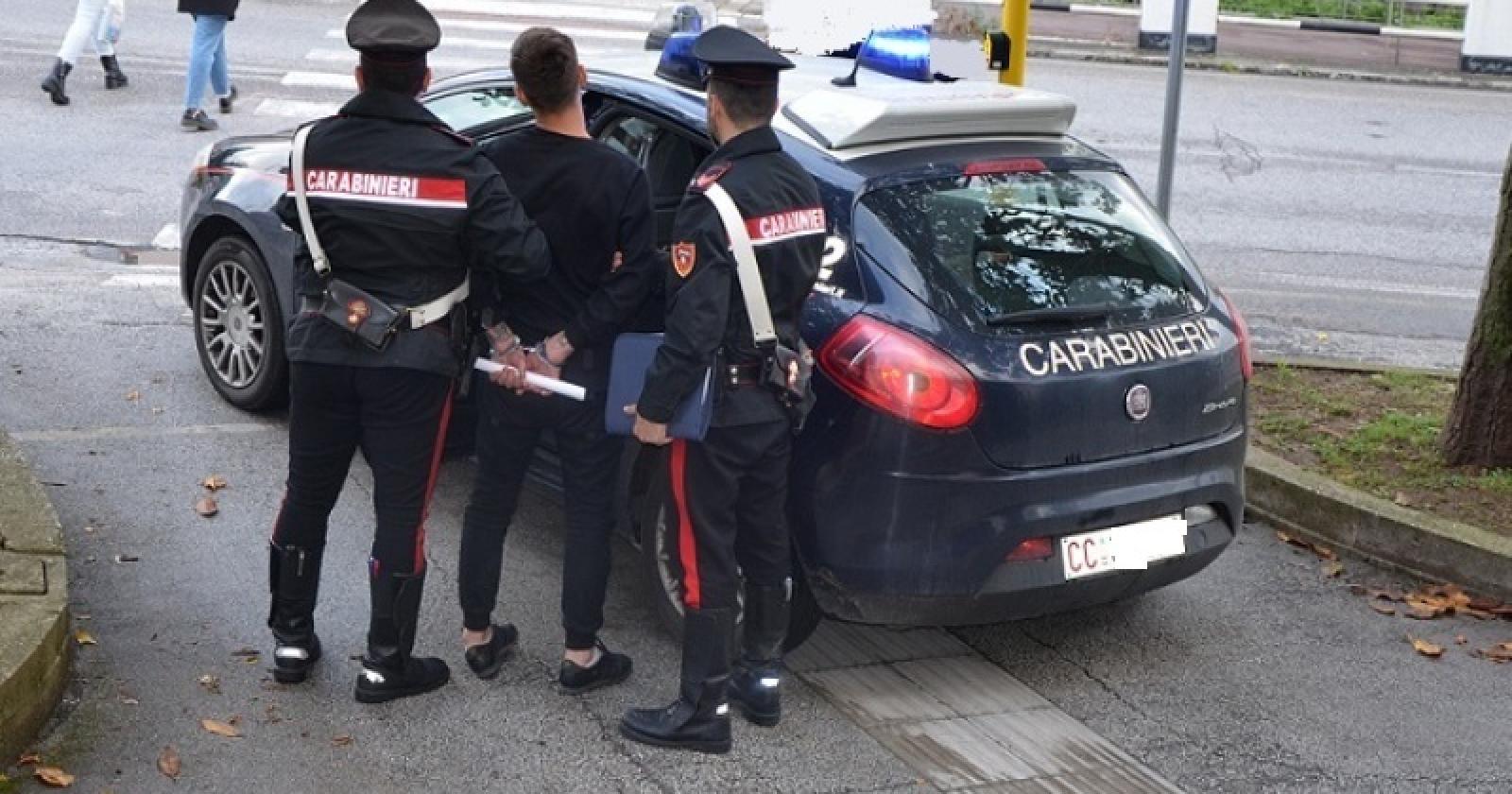 Minaccia con il coltello, danneggia e tenta il furto di un'auto: arrestato