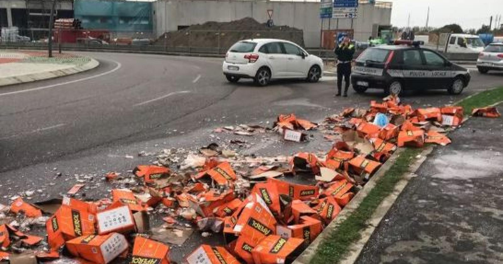 Si rovescia camion carico di Aperol, i passanti a caccia delle bottiglie