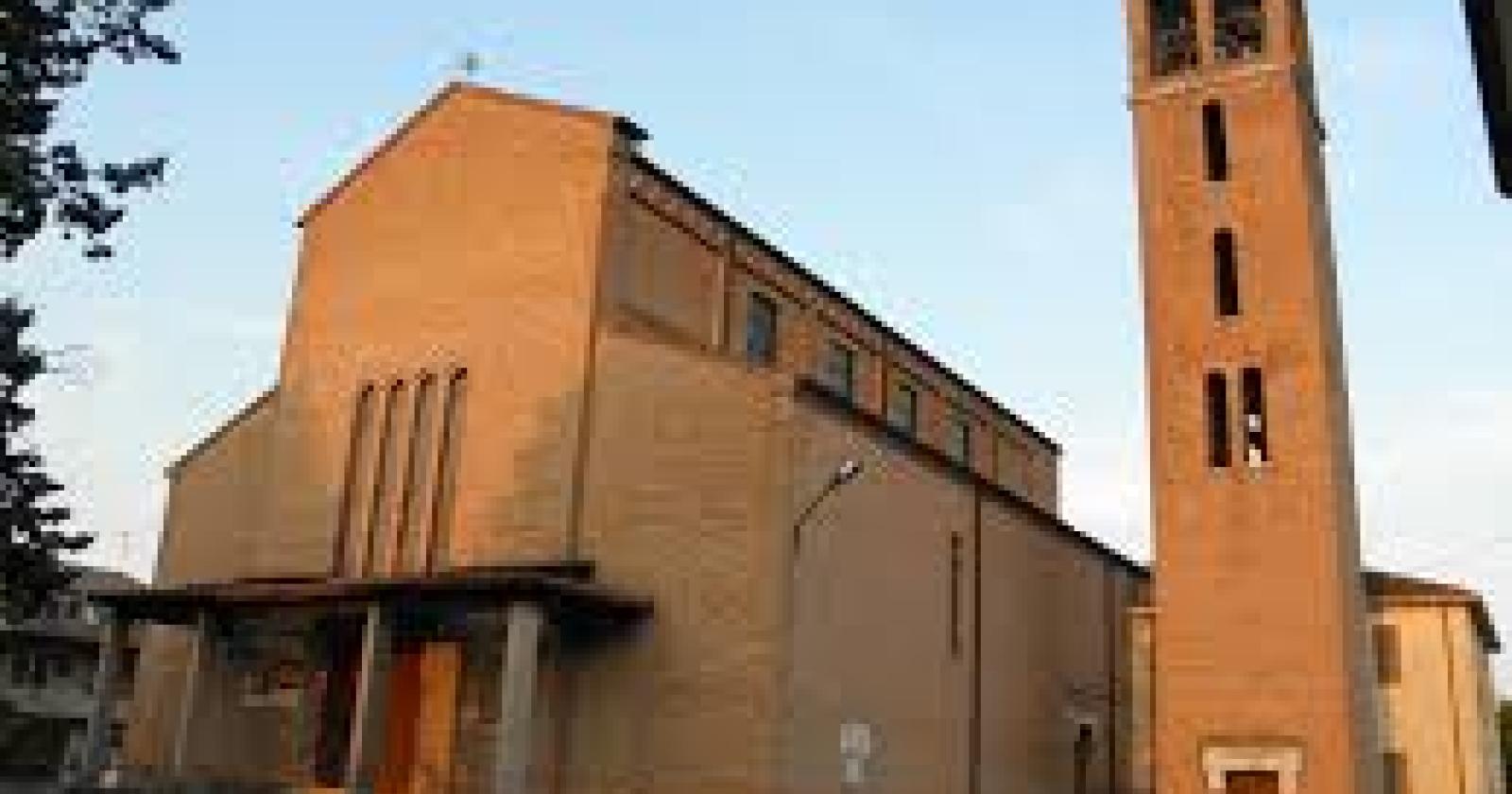 Crolla il tetto della chiesa