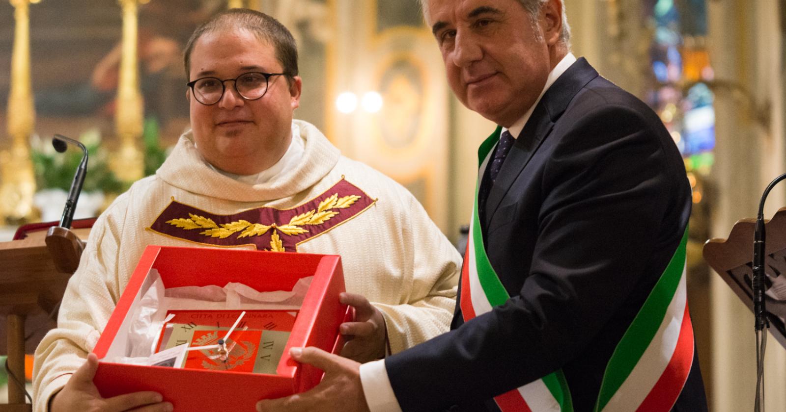 Il saluto dei fedeli a don Enrico