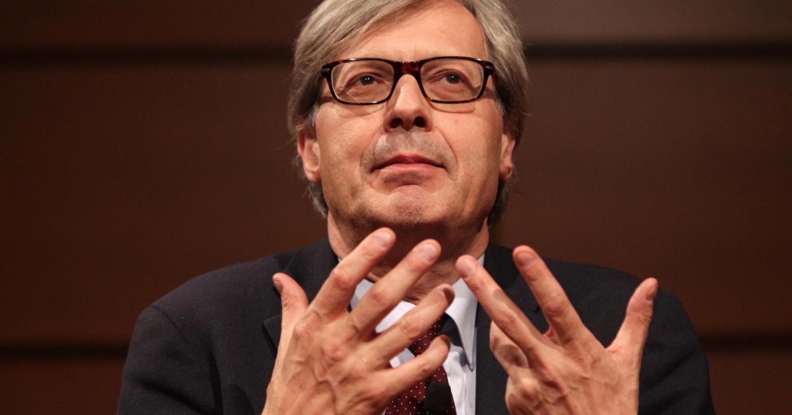 Vittorio Sgarbi arriva al Teatro Ballarin