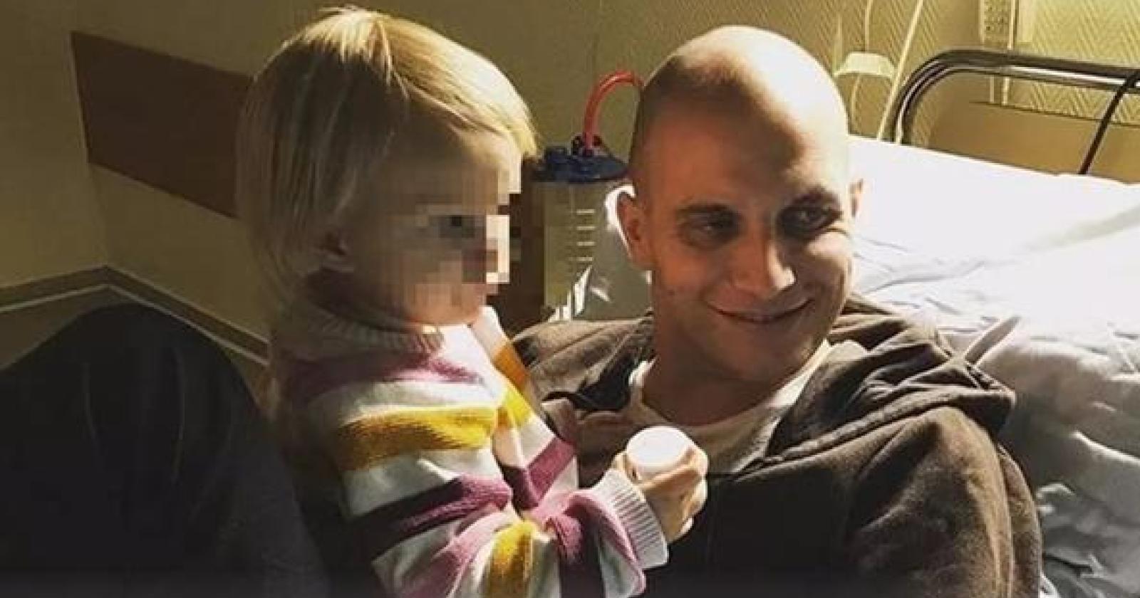 Giovane papà malato terminale scrive un libro per la figlia: "Così saprai chi sono davvero"