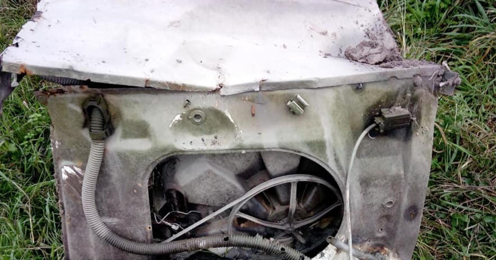 Dall’acqua spunta una lavatrice