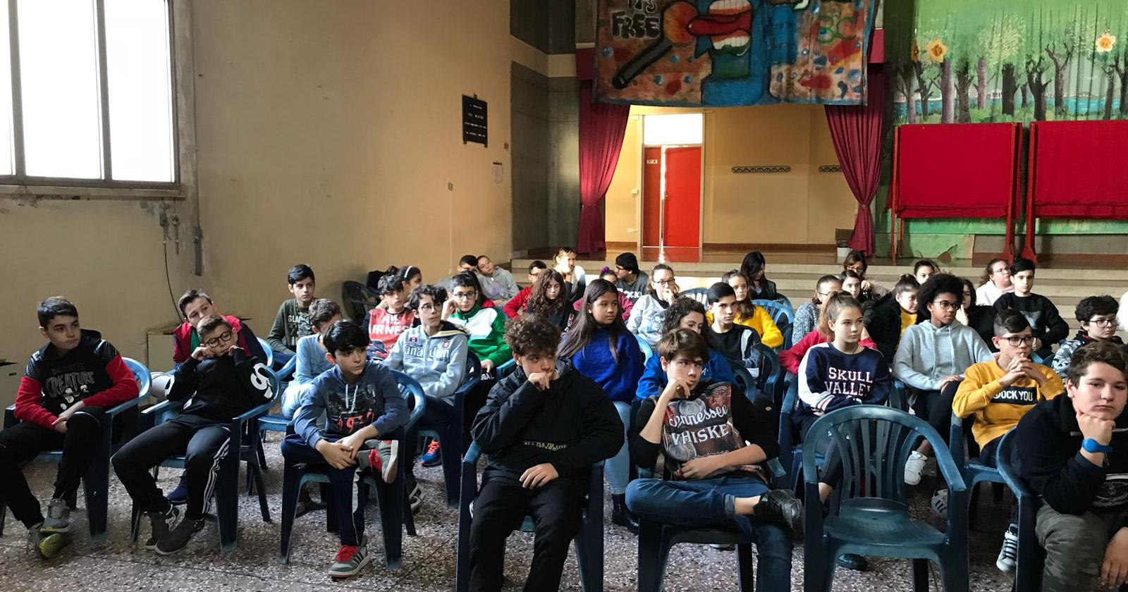 Alunni a scuola di alimentazione