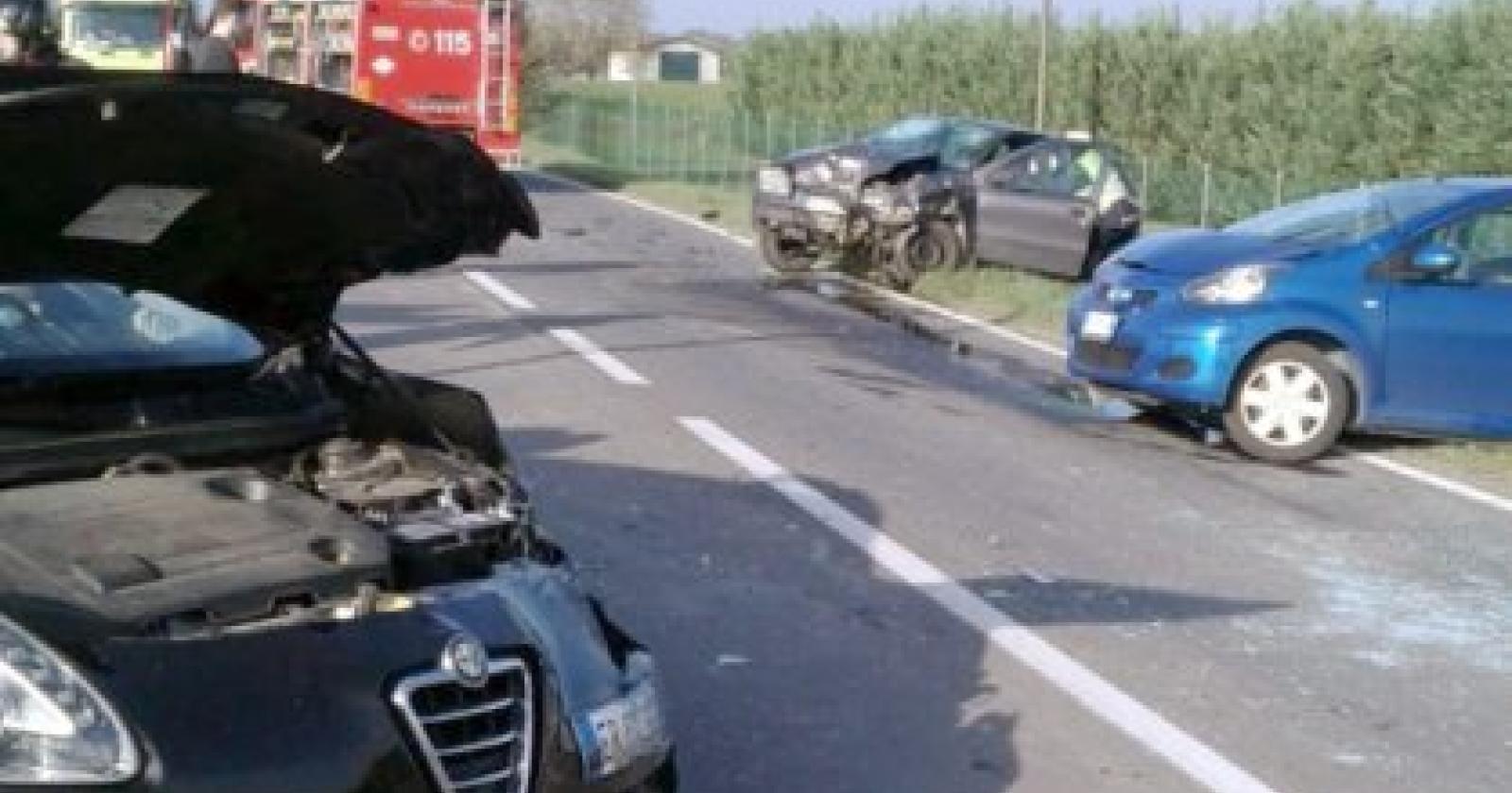 Schianto fra tre auto, cinque feriti: uno è gravissimo
