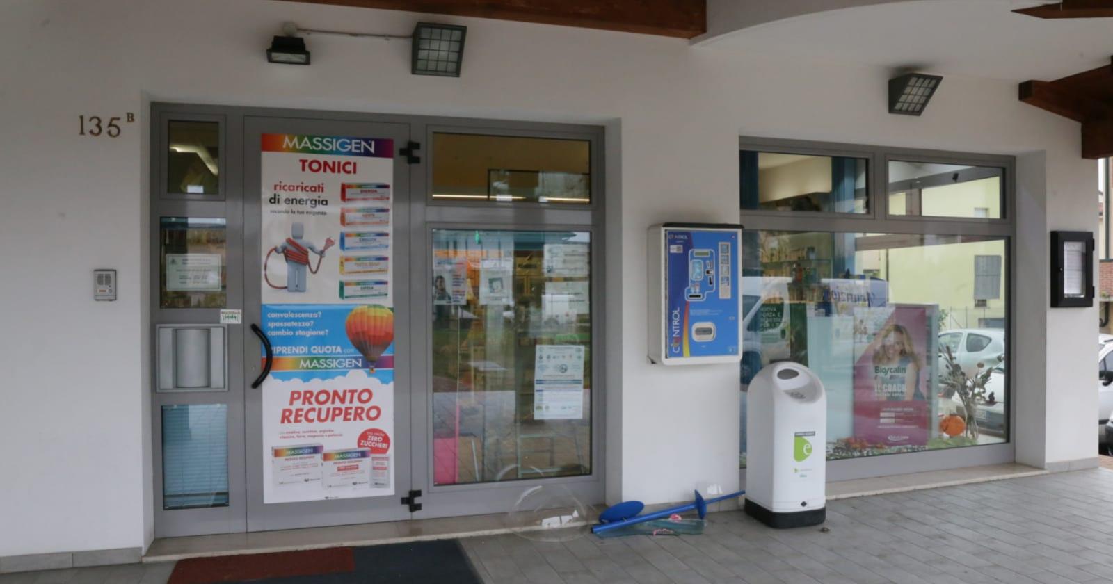 Spaccata nella farmacia comunale, i ladri scappano.