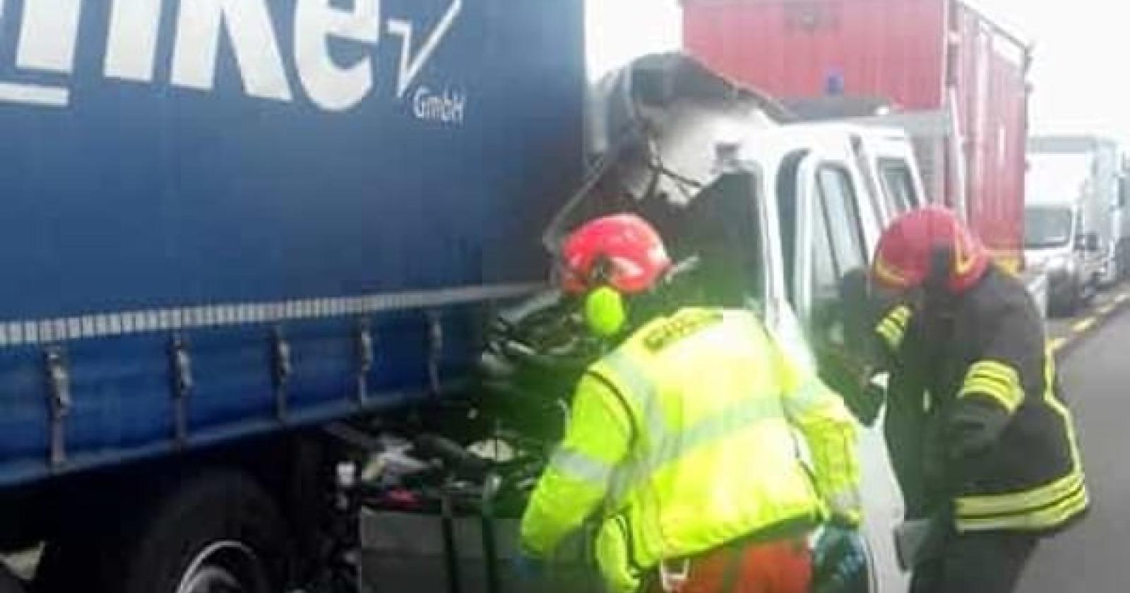 Tampona un tir e muore schiacciato fra le lamiere del suo furgone