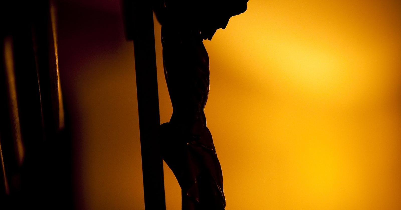 Allestiscono il presepe, va in fiamme il crocifisso