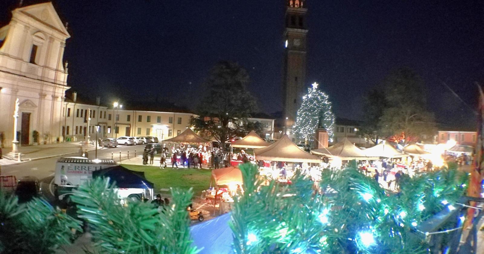I mercatini scaldano la piazza