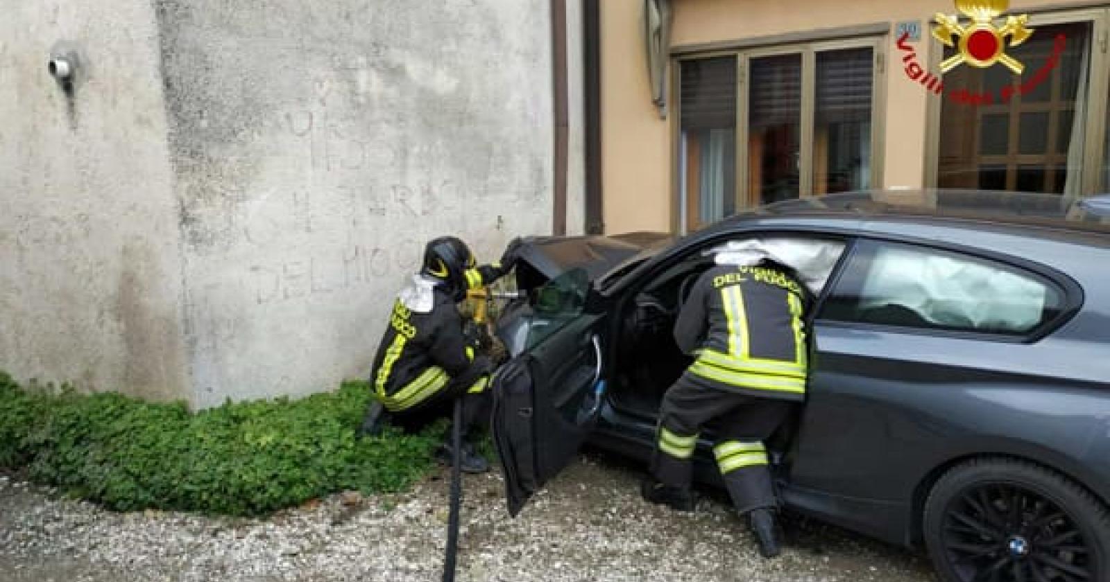 Si schianta contro il muro di una casa e trancia di netto i tubi del gas