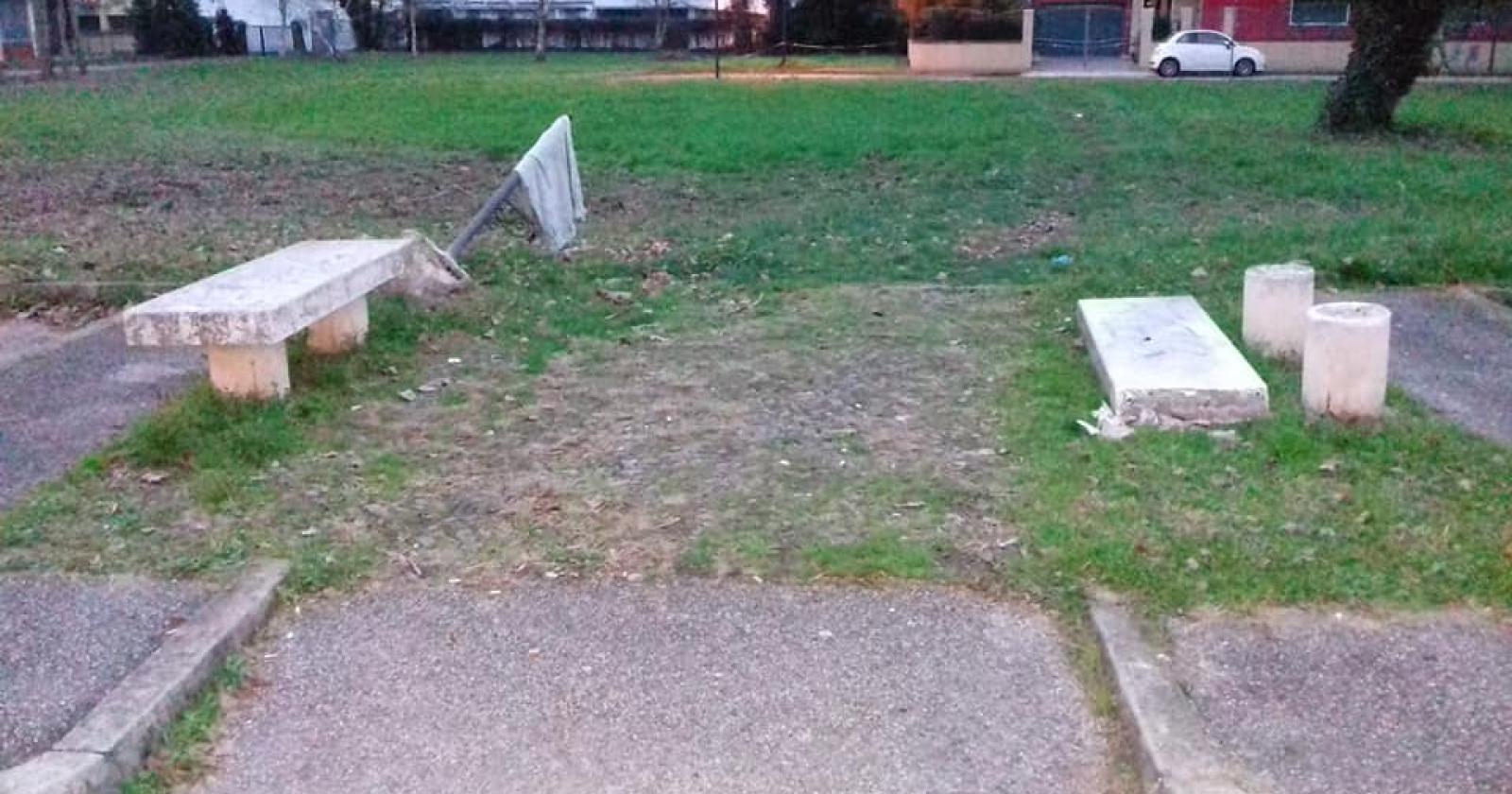 Vandali in azione al parchetto