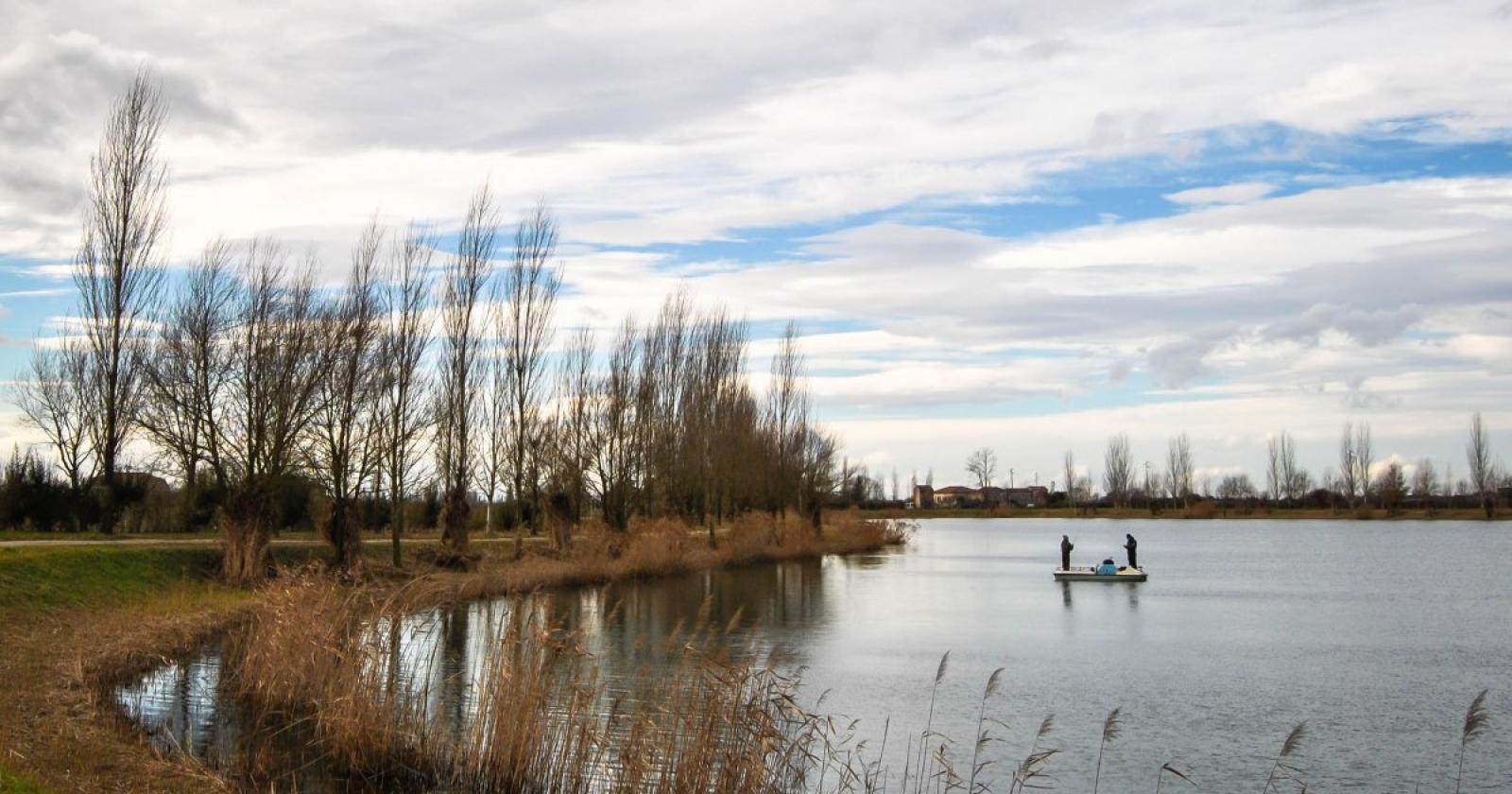 Pescatore cade in acqua e rischia di annegare, salvato dall'amico