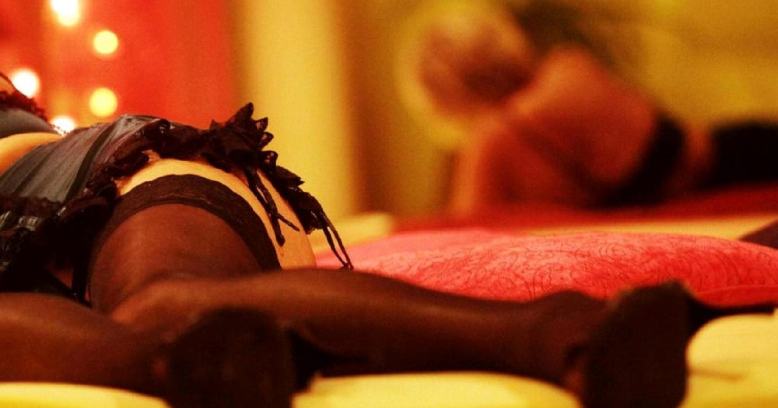 Si fa accompagnare da moglie e figlio a casa di una escort. E le fa saldare il conto