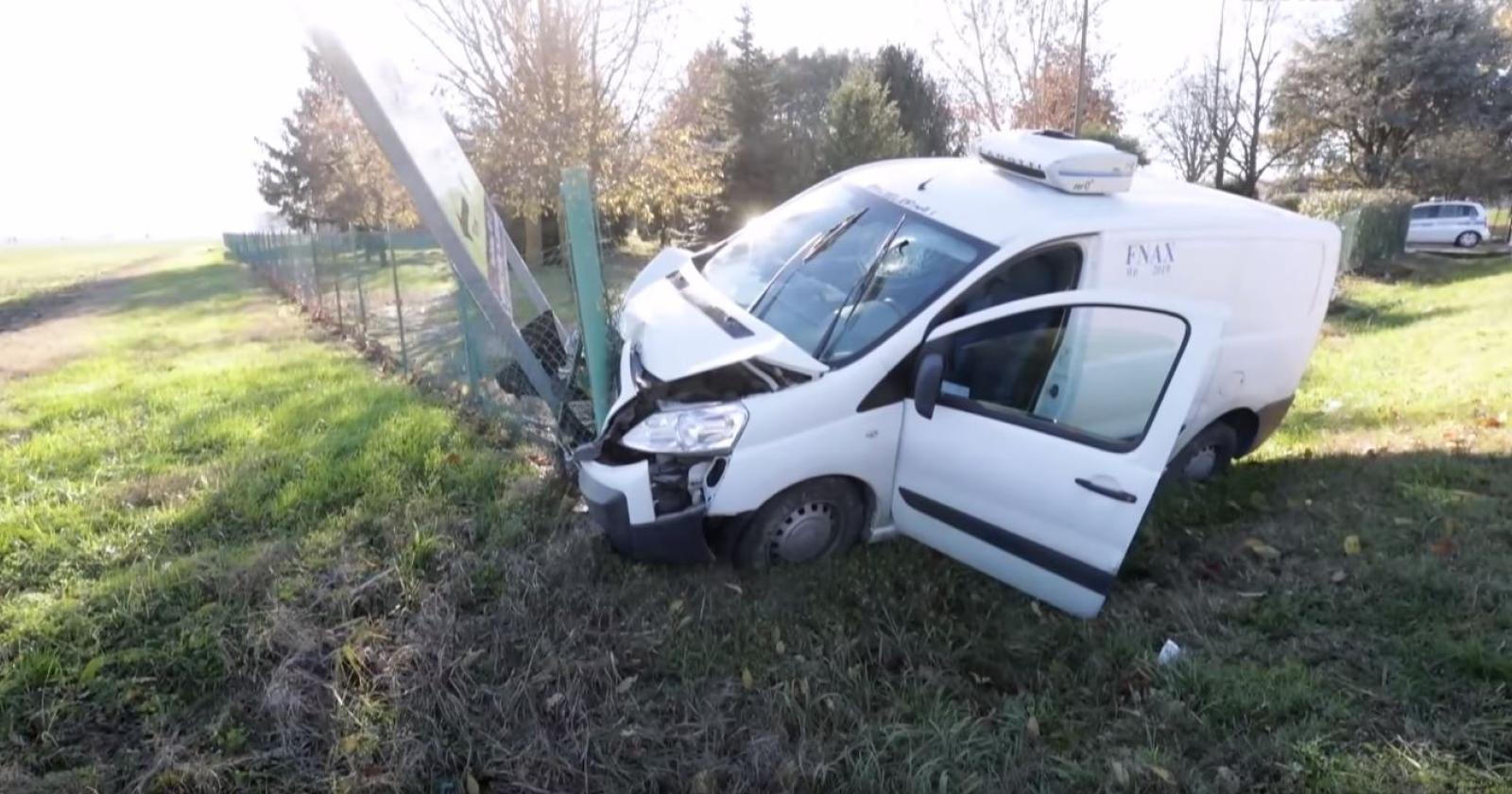 Perde il controllo e si schianta su un cartellone pubblicitario