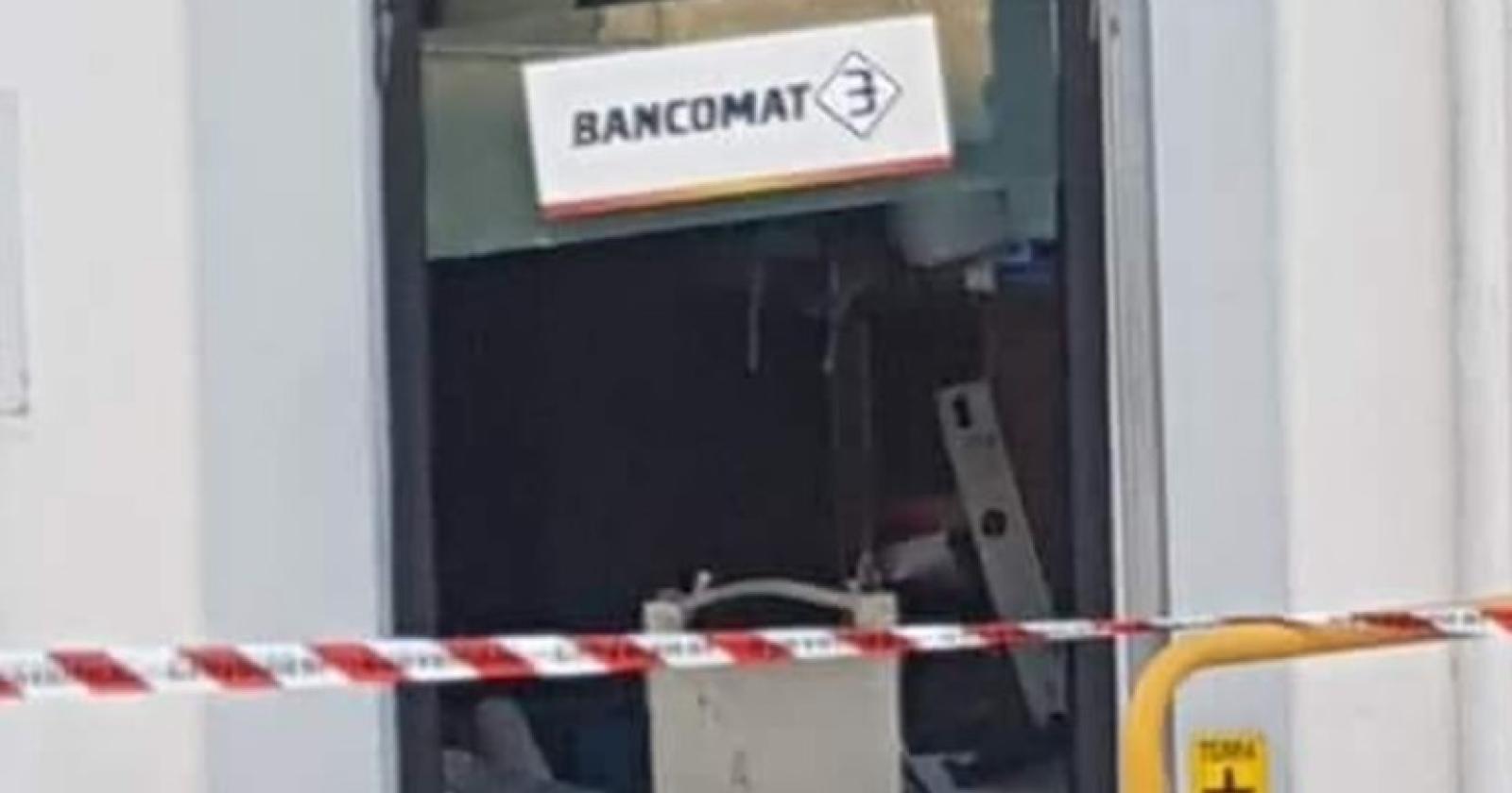 Boato nella notte: assalto al bancomat