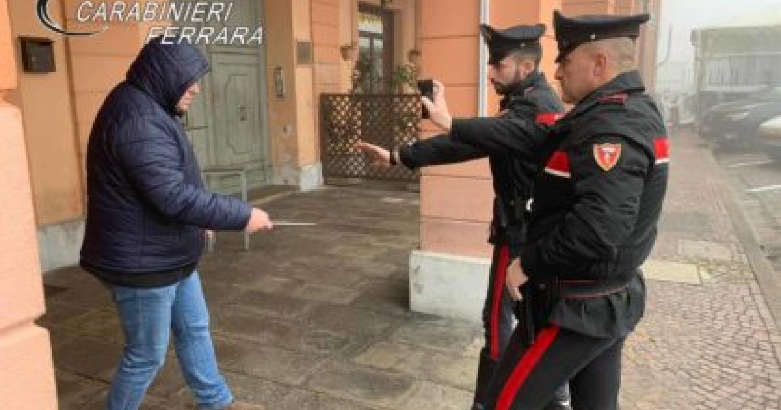 Minaccia i genitori col coltello, bloccato con lo spray