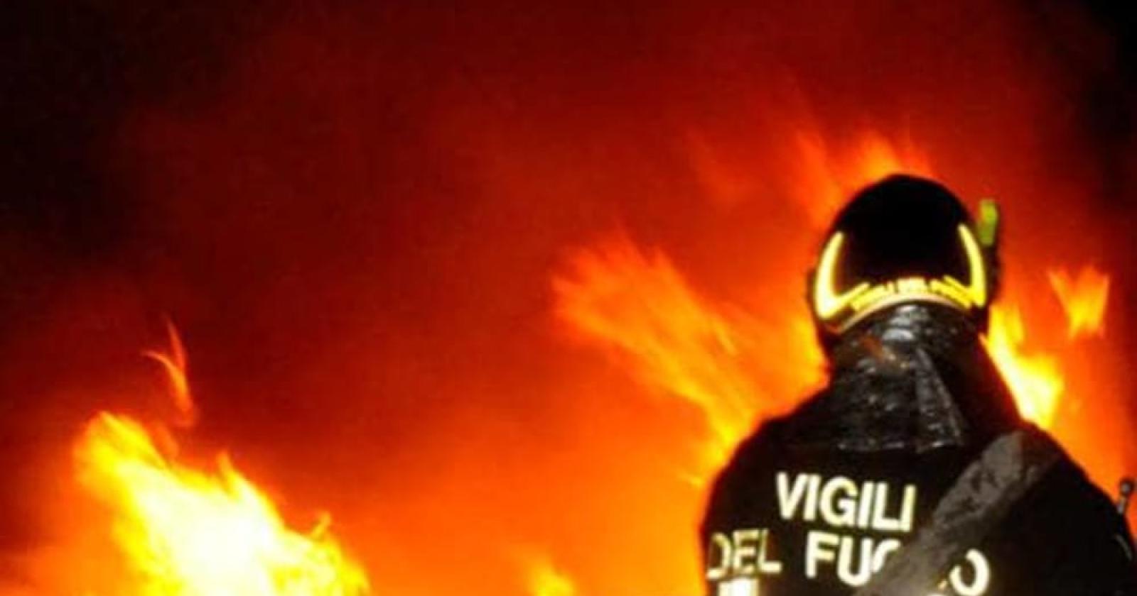 Enorme incendio in un magazzino di materiale elettrico