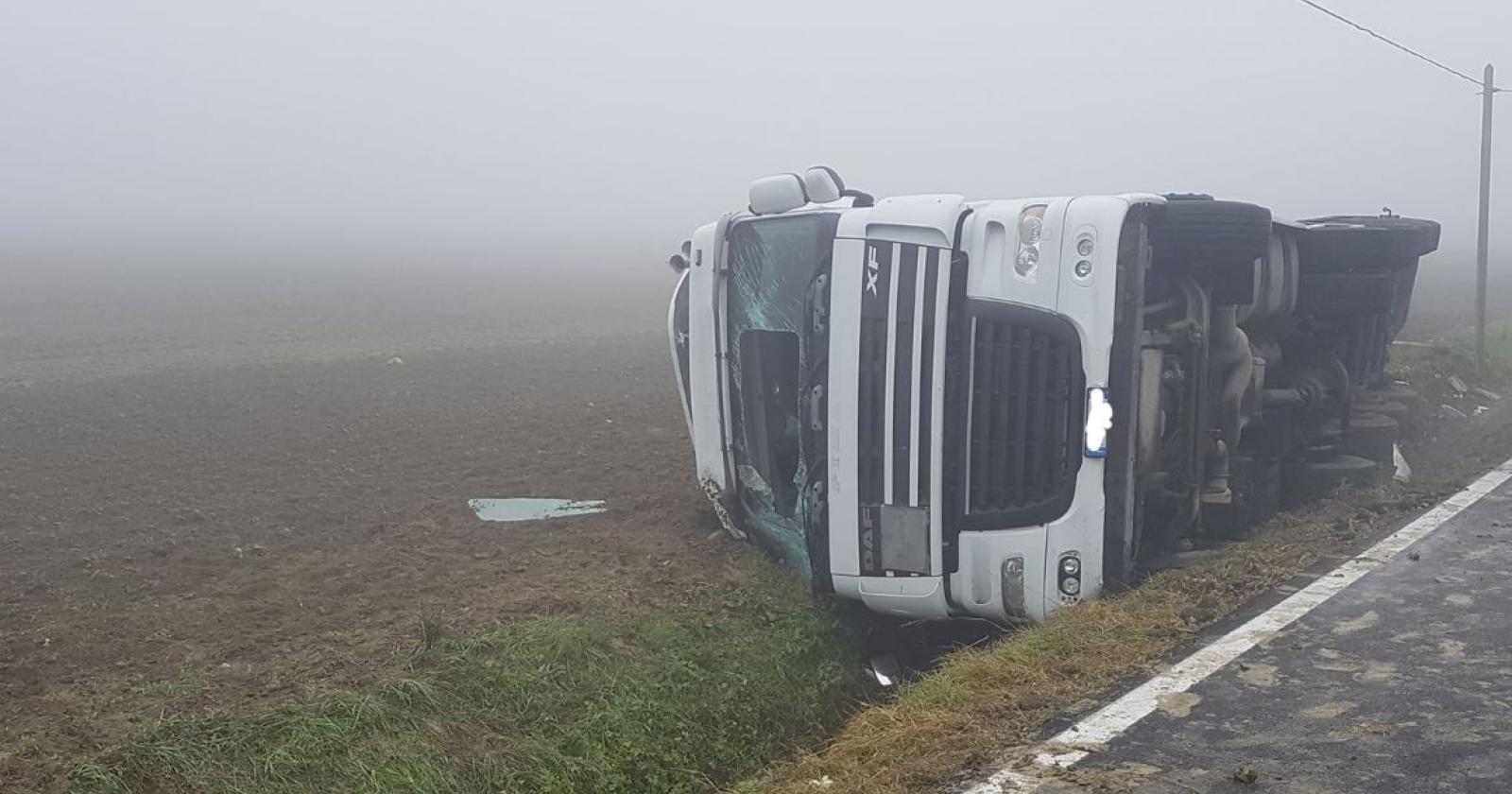 Camion carico di melassa di rovescia nel fosso a due passi dal Po