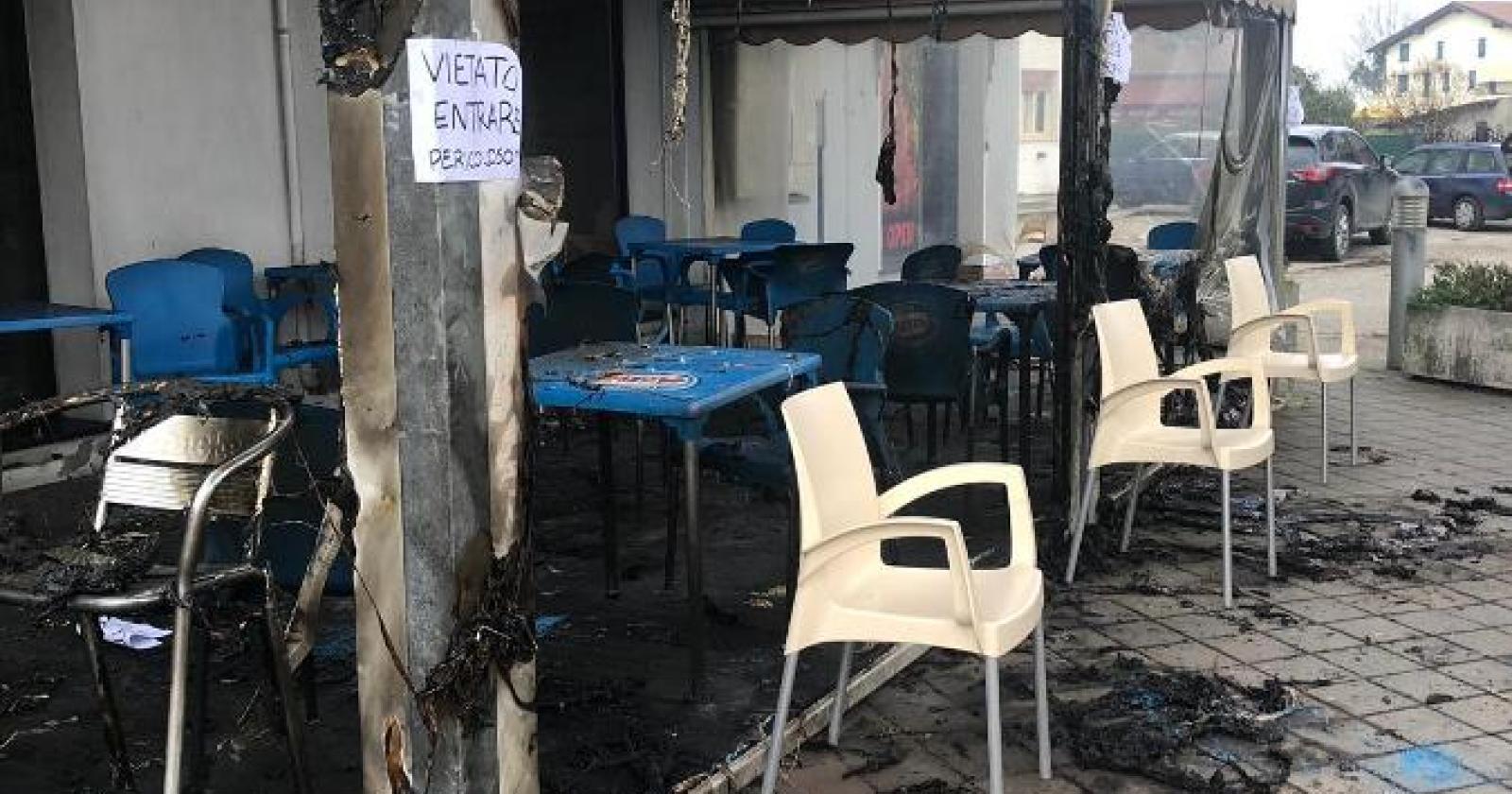 Bar a fuoco, i proprietari domano l’incendio