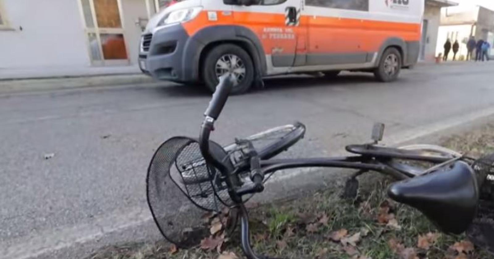 Ciclista investito da un'auto, è grave