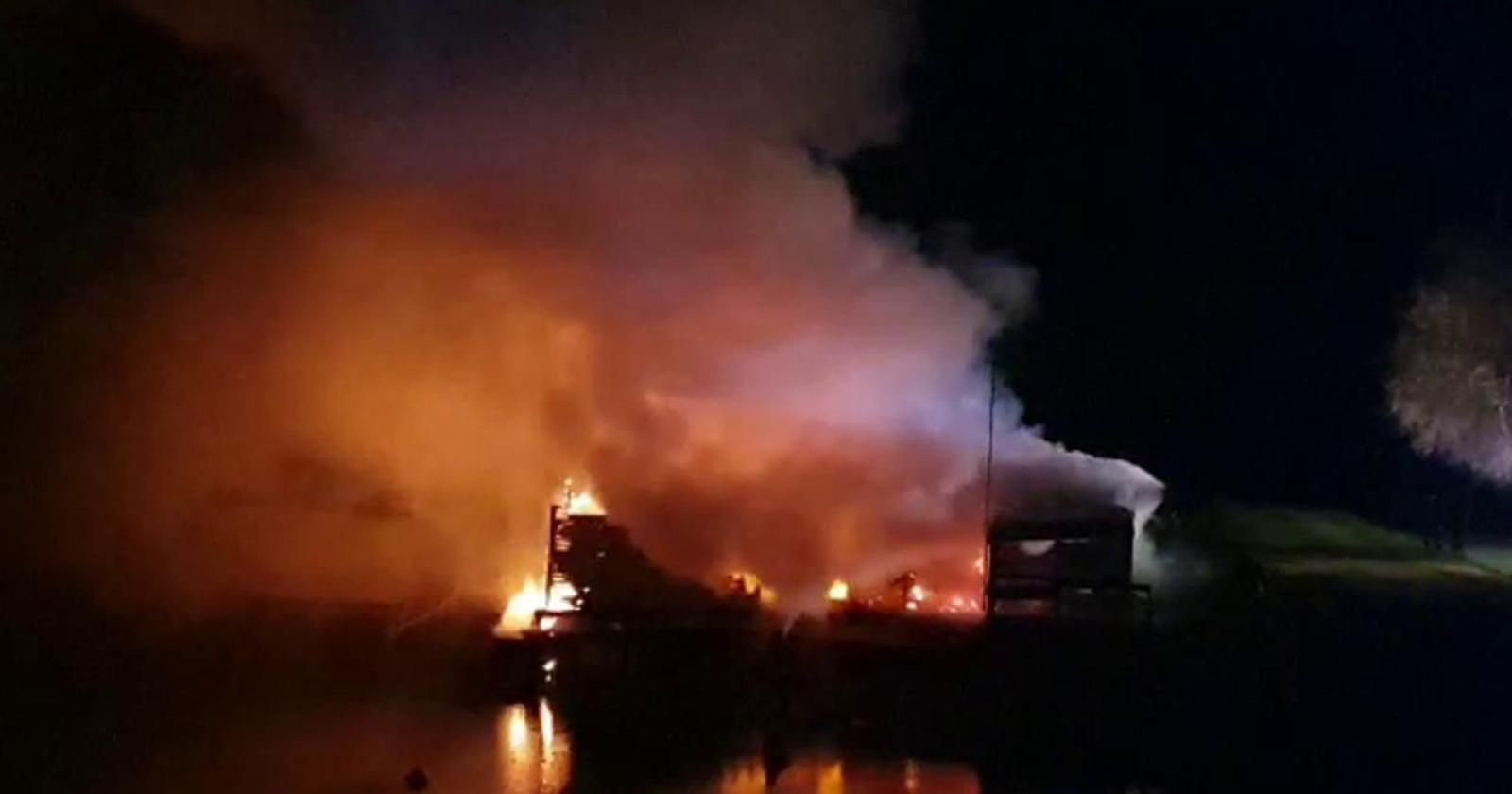 Le fiamme distruggono un bilancione