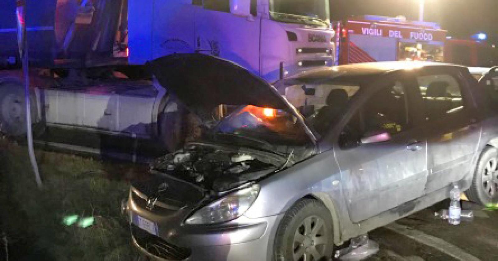 Due auto si schiantano contro un camion