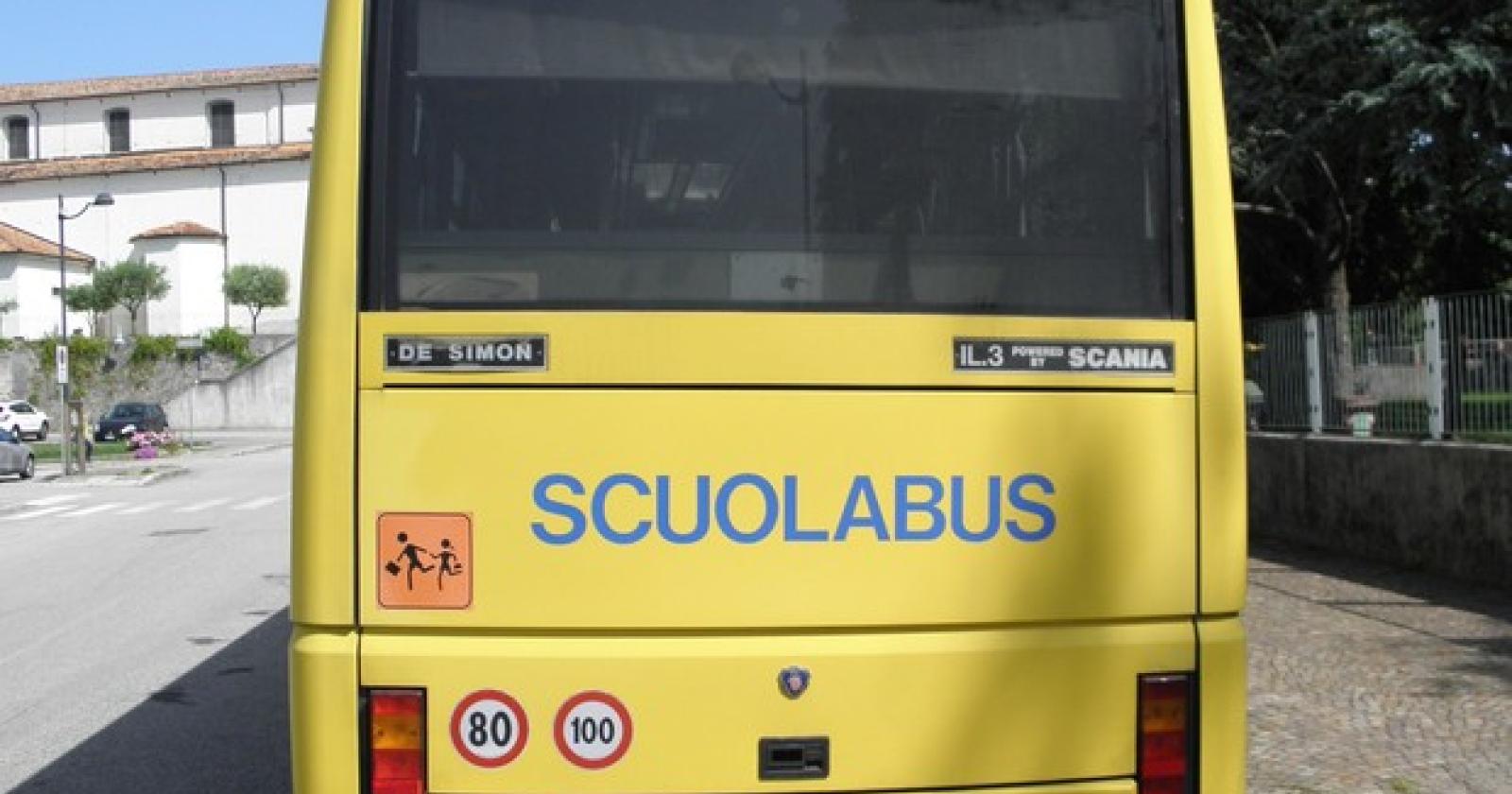 Schianto tra uno scuolabus e un furgoncino