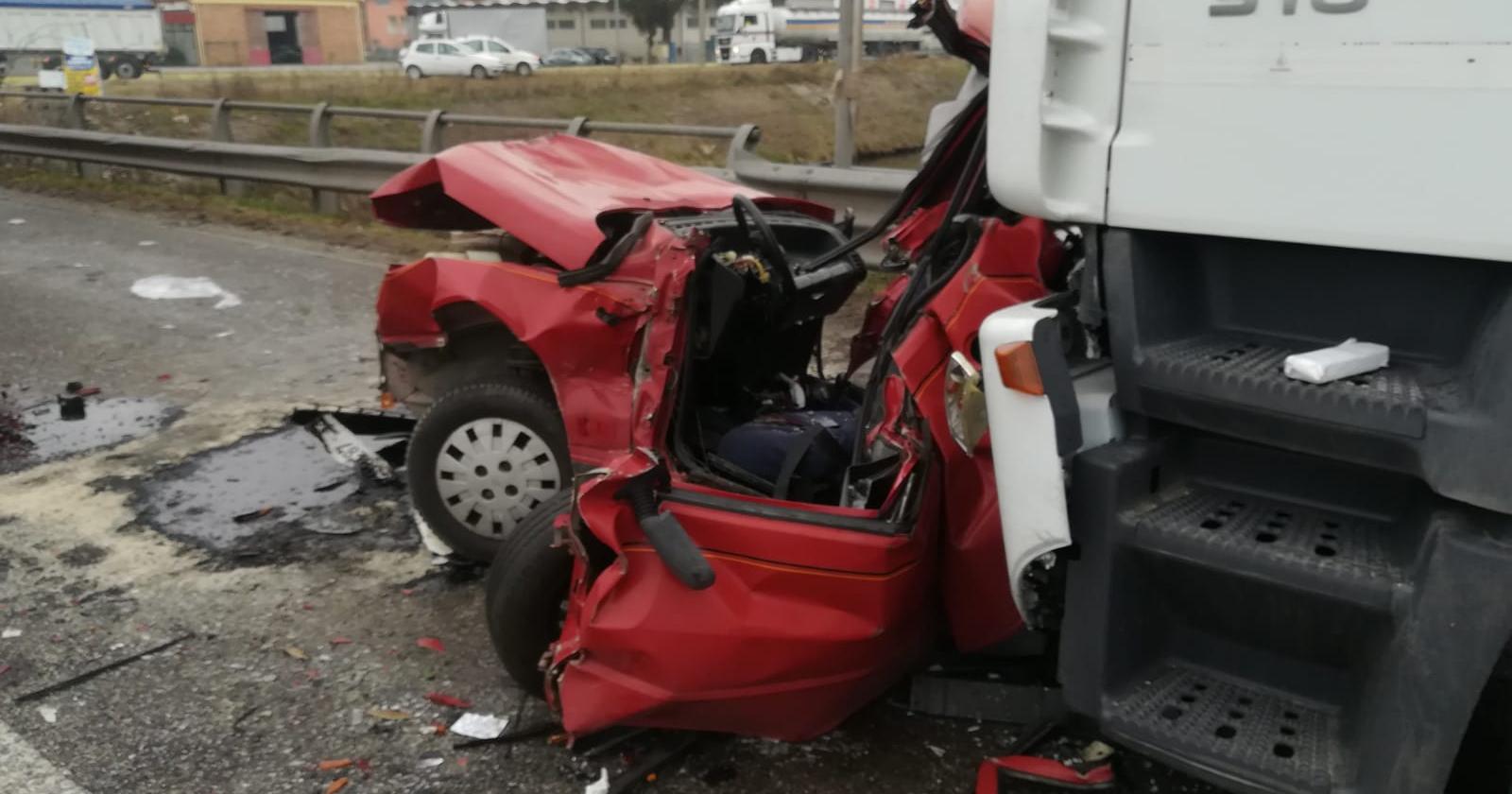 Tremendo incidente sulla Romea, muore schiacciata una 62enne