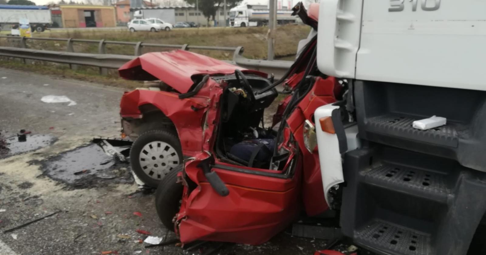 Schianto in Romea, muore una 62enne
