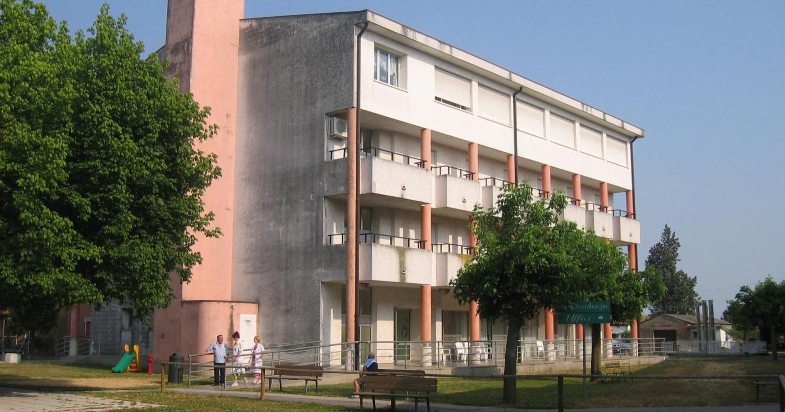 "Da sei mesi niente crocifissi"