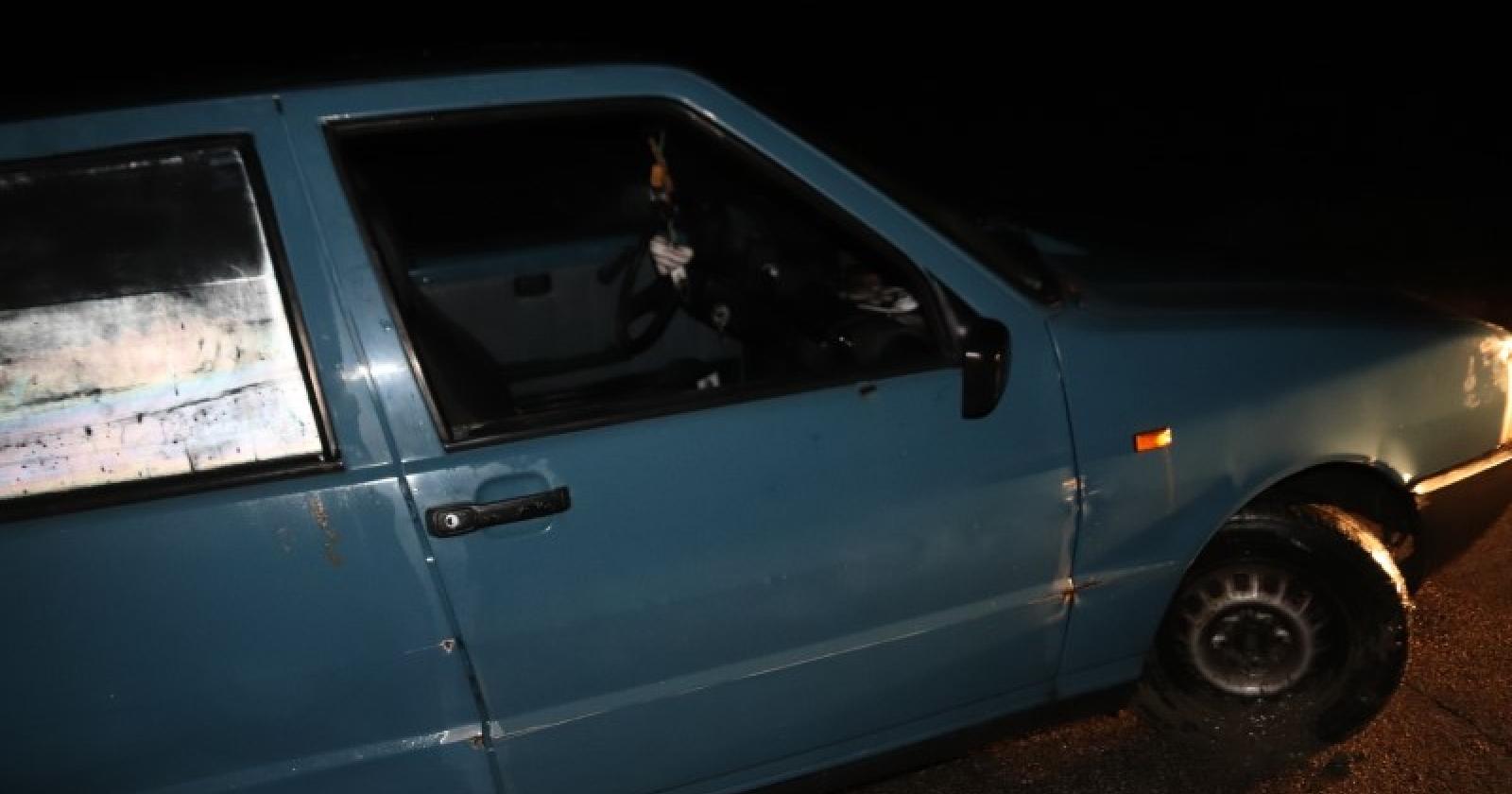 Finisce con l'auto nel canale: salva per miracolo