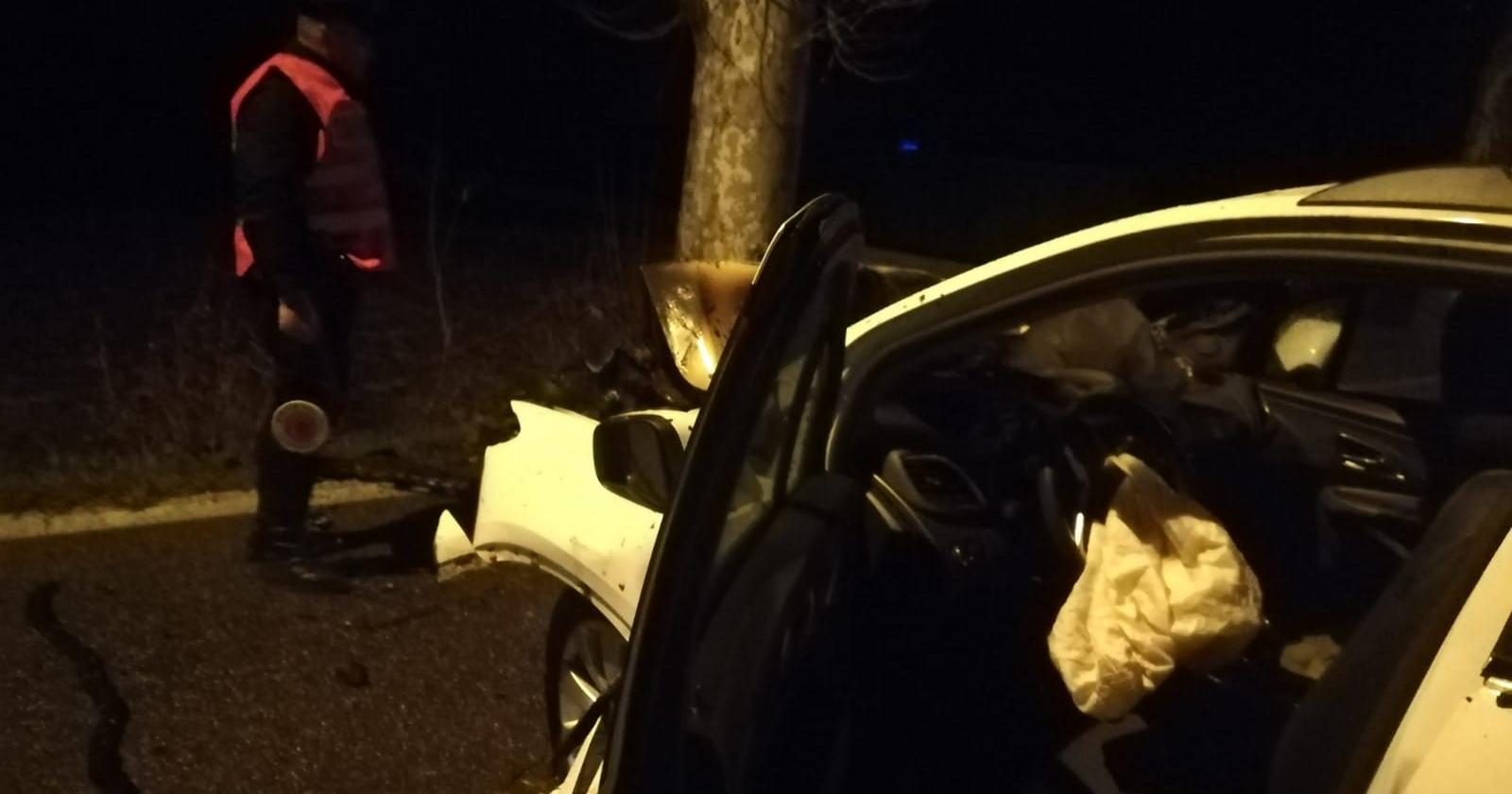 Schianto sul platano, auto a fuoco due feriti gravi