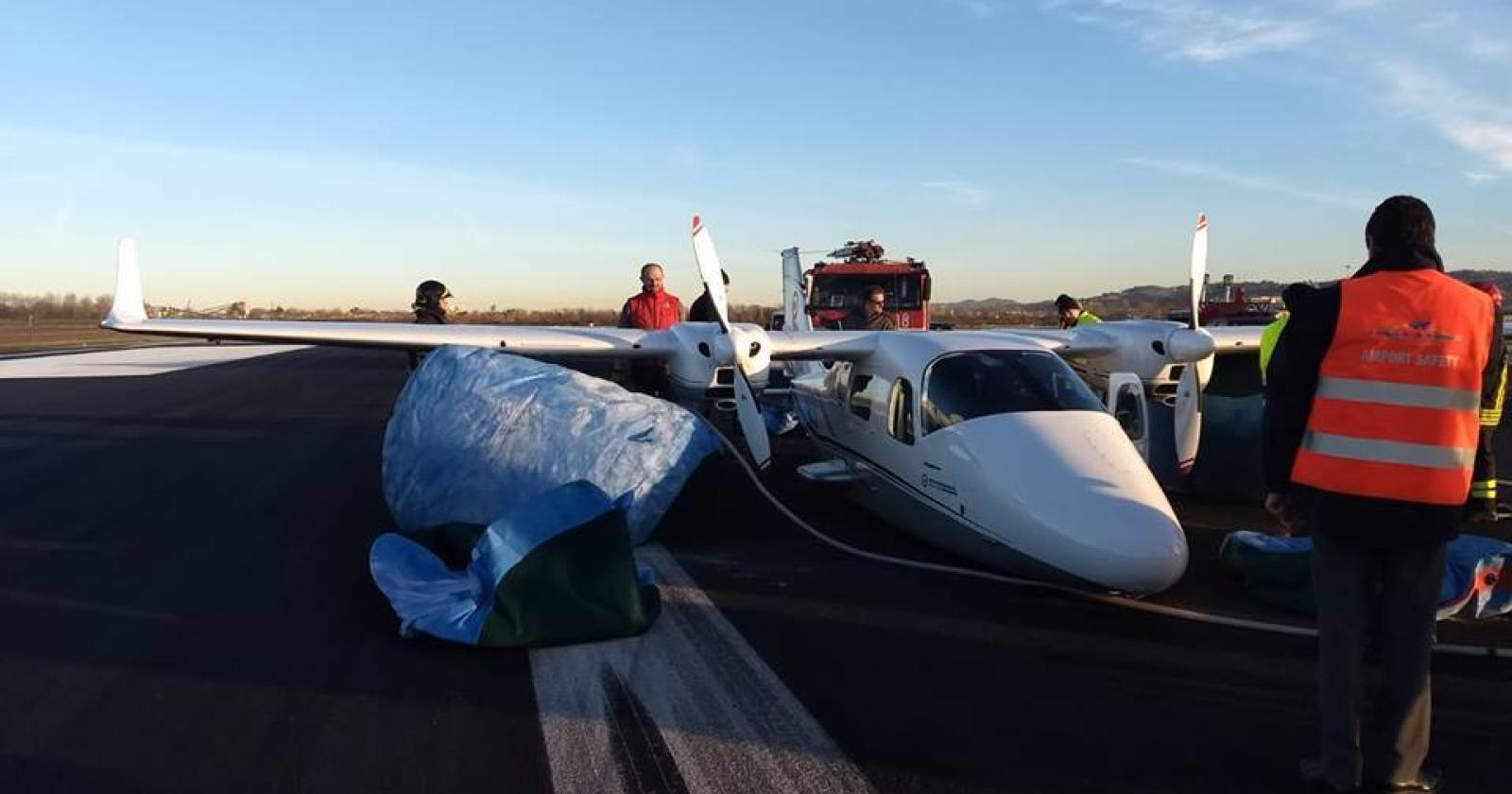 Aereo atterra senza carrello, paura in pista a Bologna. Aeroporto chiuso per tre ore