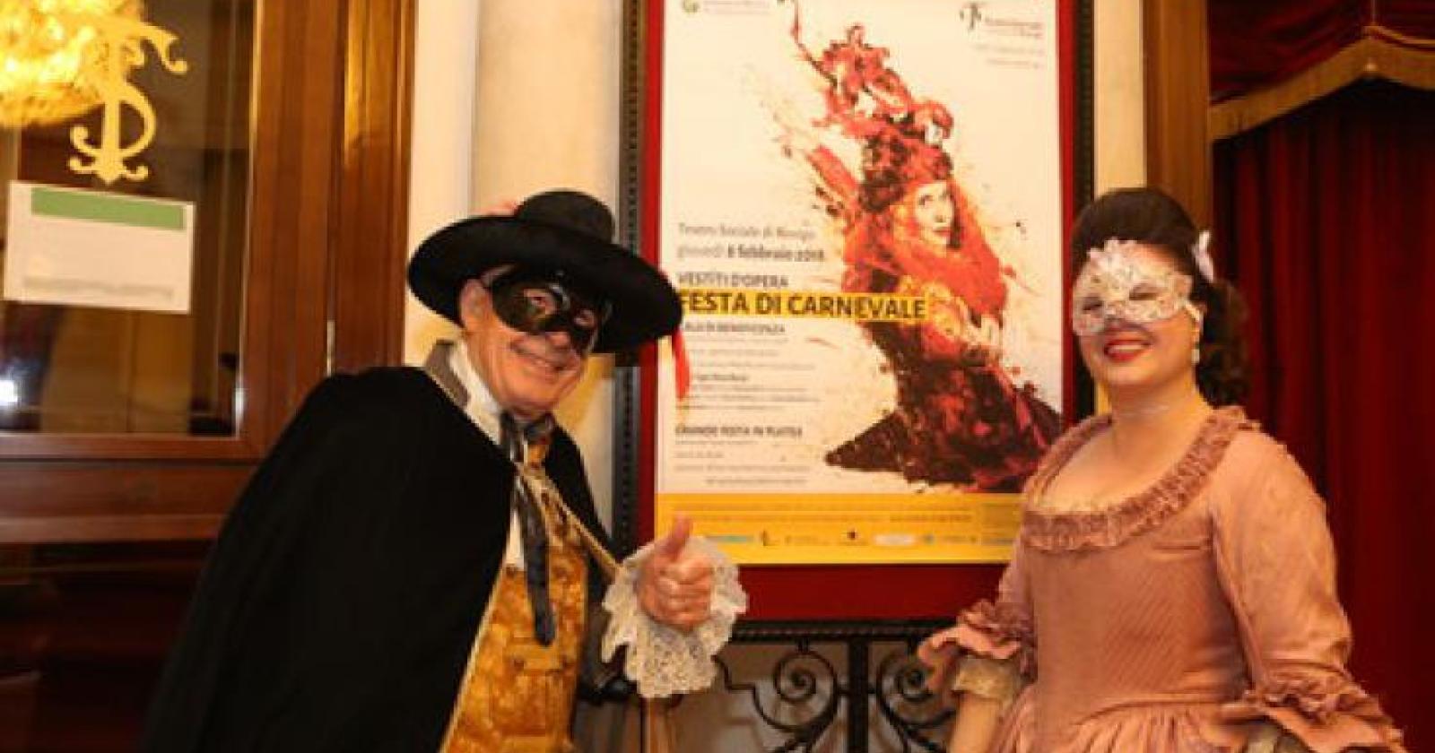 Salta la contestatissima Festa in maschera al Sociale