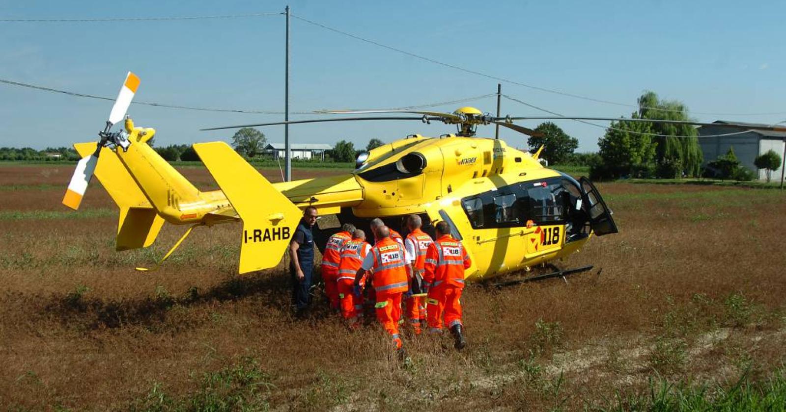 Vola con l'auto nel canale in secca e rimane incastrato fra le lamiere