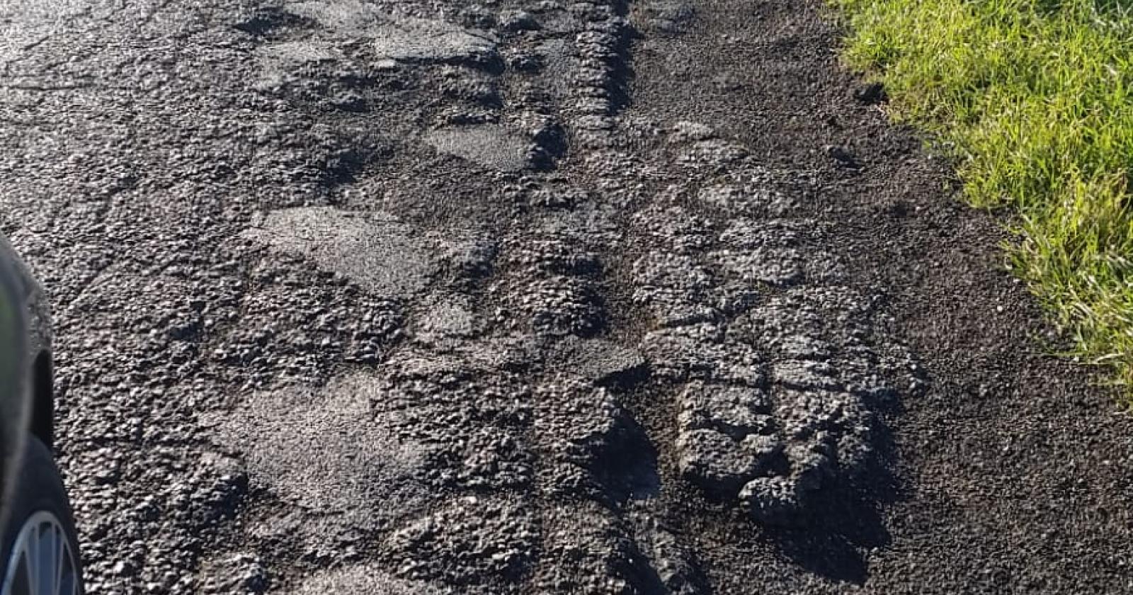 La strada perde i pezzi di asfalto