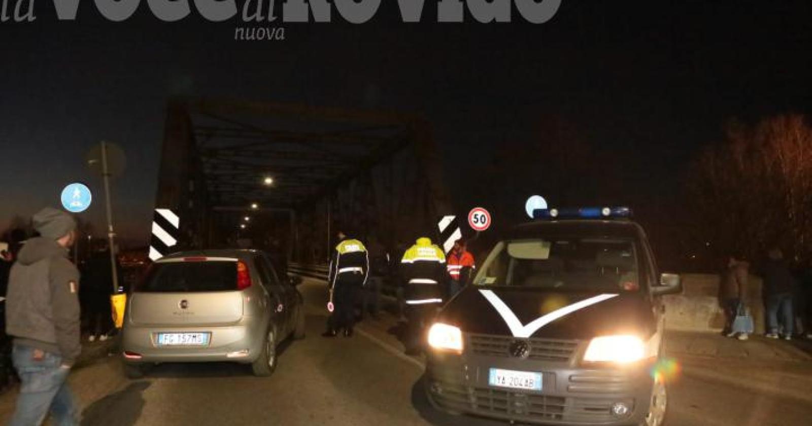 Minaccia il suicidio e alle spalle qualcuno gli urla: "Buttati"